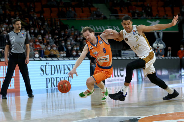 队配合的典 队配合的典